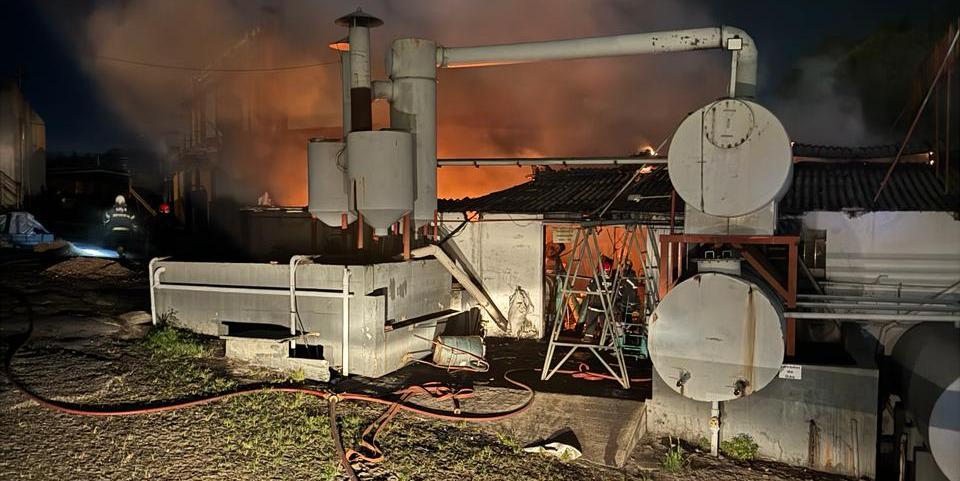 Vítima foi identificada como auxiliar de produção da empresa. (Corpo de Bombeiros/Divulgação)