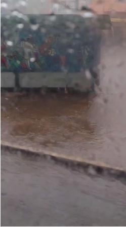 Trecho da Avenida Antônio Carlos, na Lagoinha, ficou alagado (Nelson Flores / Hoje em Dia)