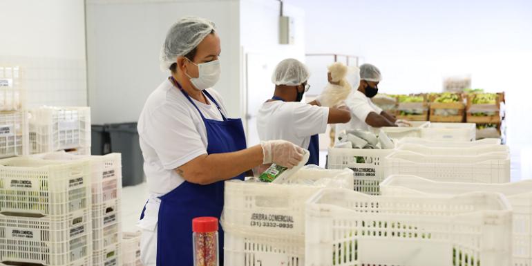 Serão, ao todo, 2,2 toneladas: 150 quilos de couve, além de 1,05 tonelada de batata doce e 1 tonelada de repolho recebidos de agricultores de Belo Vale (Rodrigo Clemente /  PBH)