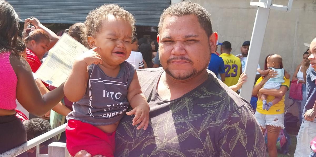 Wanderley Ornelas Júnior chegou de Paracatu, qeu fica a 600km de BH, às 3h30 com a mulher e o filho pequeno, de 1 ano (Fernando Michel / Hoje em Dia)