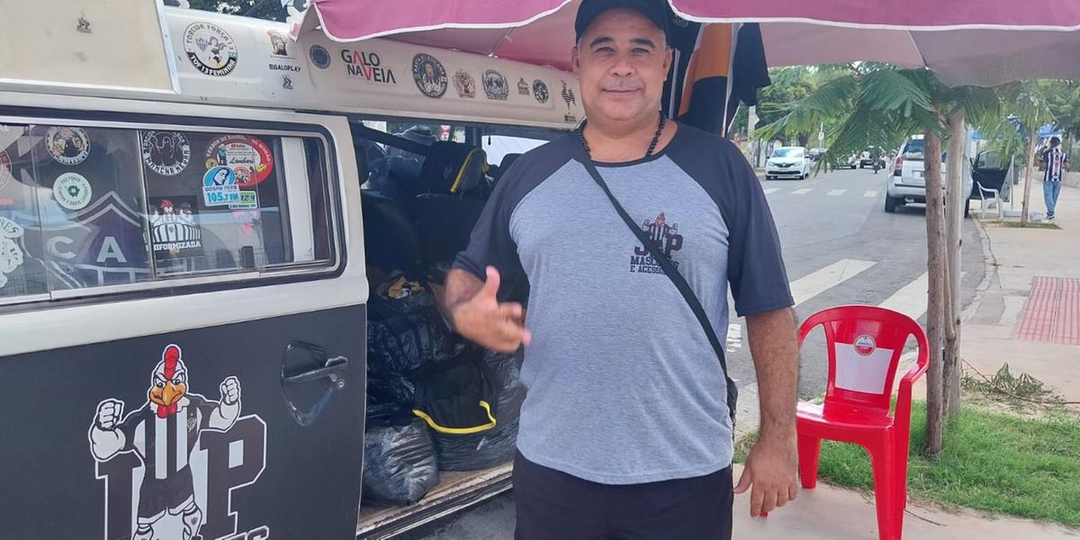 vendedor João Paulo Barbosa, de 41 anos, já estava em frente à uma das entradas da Arena MRV desde cedo (Fernando Michel / Hoje em Dia)
