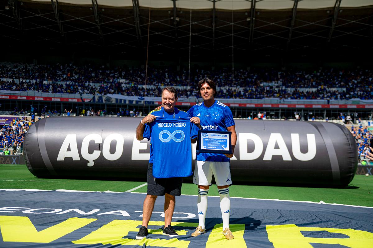 Marcelo Moreno recebe placa do Cruzeiro (Staff Images Cruzeiro)