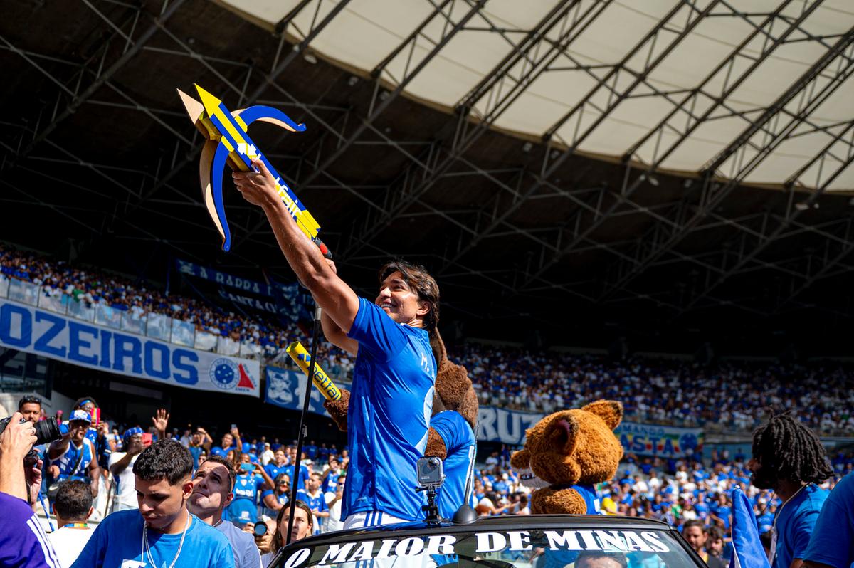 Marcelo Moreno lança camisas para a torcida em despedida do futebol (Staff Images Cruzeiro)