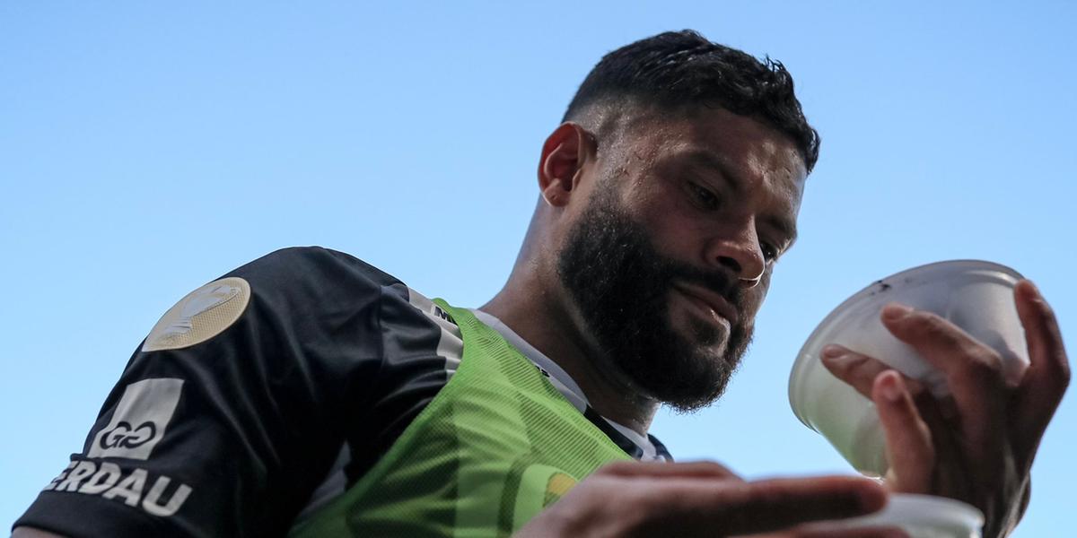 Hulk come marmita atirada por torcedores do Cruzeiro no Mineirão (Pedro Souza/ Atlético)