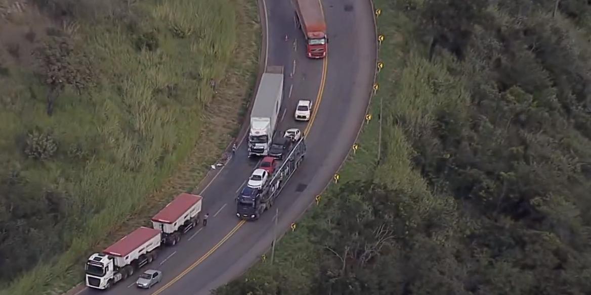 As duas carretas envolvidas no acidente ocupam uma faixa no sentido Espírito Santo. (TV Globo/Reprodução)