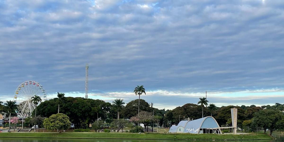 Céu amanheceu com muitas nuvens nesta terça, na região da Pampulha, em BH. (Valéria Marques/Hoje em Dia)