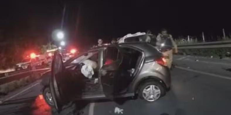 Carro com os suspeitos só parou após bater em um poste na LMG-806. (TV Globo/Reprodução)
