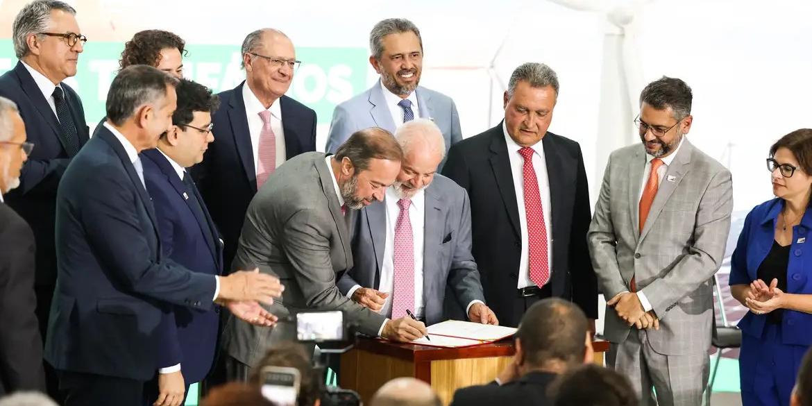 Presidente Luiz Inácio Lula da Silva participa da solenidade de assinatura da medida provisória (MP) sobre energias renováveis e redução de impactos tarifários (Valter Campanato/Agência Brasil)