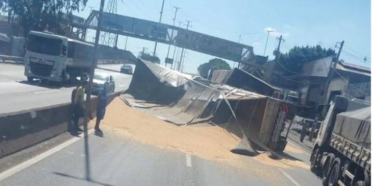 Carreta com milho tomba e fecha pista da Rodovia Fernão Dias, em Contagem (Redes Sociais/Reprodução)