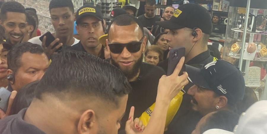 Everson foi rodeado por torcedores no Shopping Oiapoque (Reprodução/ X)