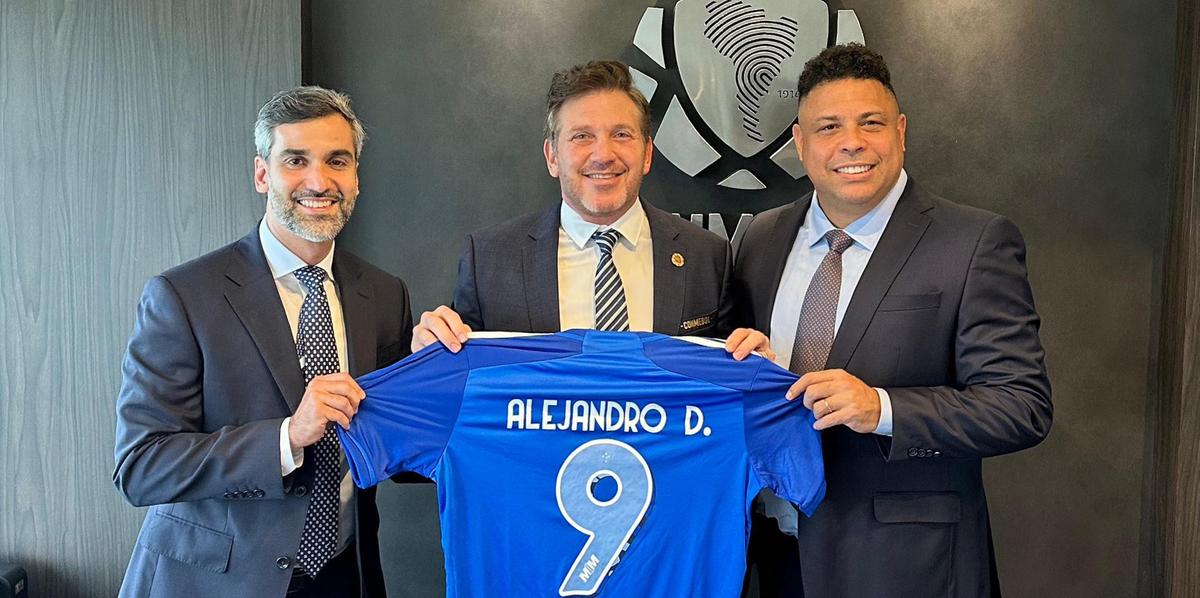 Ronaldo dá camisa do Cruzeiro ao presidente da Conmebol, Alejandro Domínguez (Reprodução/ X)