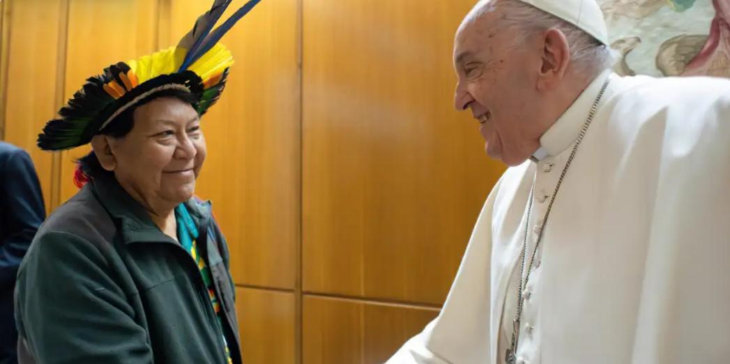 "Eu venho a Roma para falar com Papa Francisco sobre a situação do meu povo yanomami", disse Davi Kopenawa, em entrevista à Rádio Vaticano (Divulgação / Vatican News)