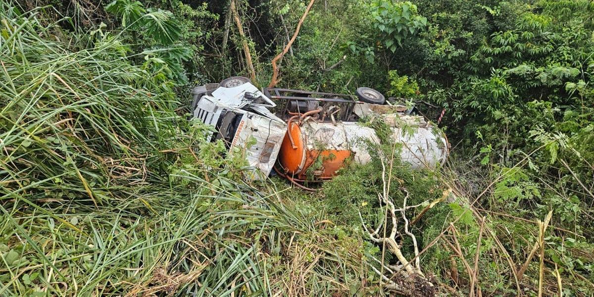 Os feridos chegaram a ficar presos às ferragens (Bombeiros/Divulgação)