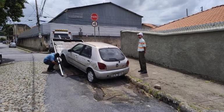 Antes da remoção, agentes da BHTrans vistoriam o local para verificar se o carro está abandonado (PBH/Divulgação)