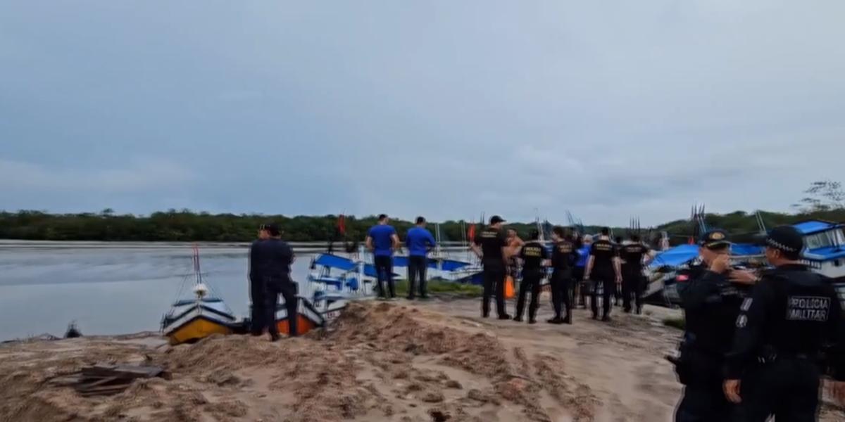 Vídeo divulgado por habitantes da região, filmado no momento em que a embarcação foi encontrada, relata que havia cerca de 20 corpos no barco em estado avançado de decomposição (Reprodução/ G1)