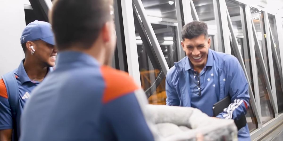 Romero é alvo de zoeira em embarque para Fortaleza (Reprodução / Cruzeiro Oficial youtube)