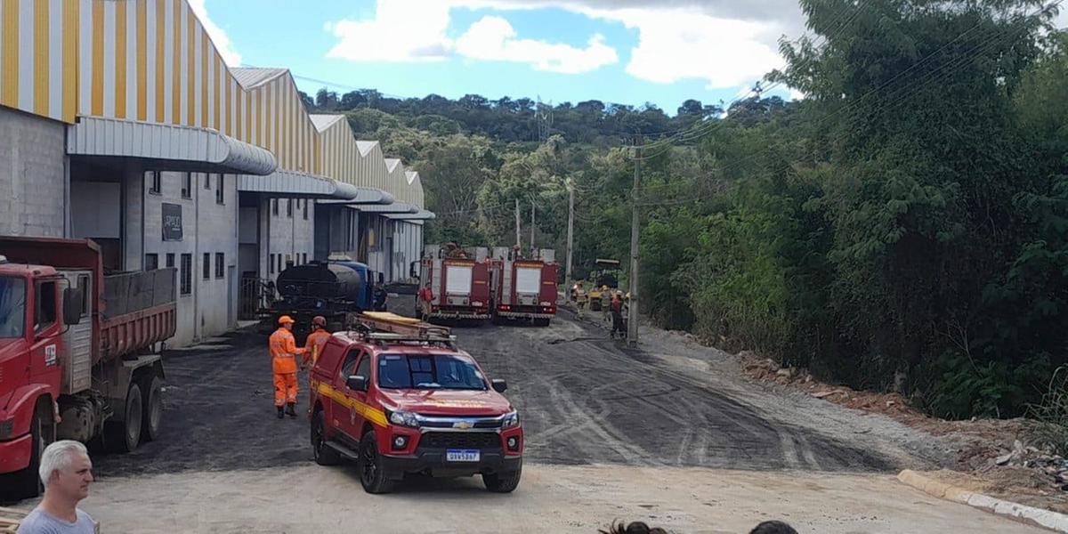 Cilindro de gás etileno explodiu e causou incêndio em uma empresa de Vespasiano (CBMMG/ Divulgação)