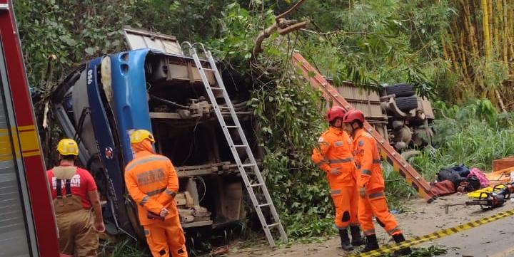 Quarenta pessoas estavam dentro do ônibus na hora do acidente (CBMMG/ Divulgação)