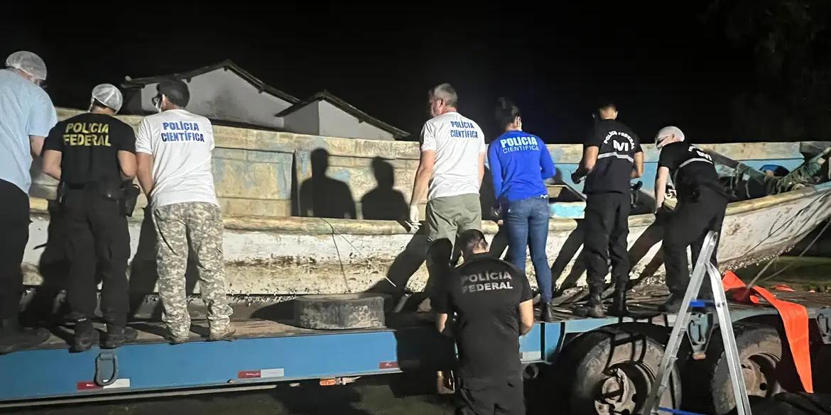 Foram encontrados nove corpos na embarcação construída artesanalmente, sem leme e motor (Polícia Federal/ Divulgação)
