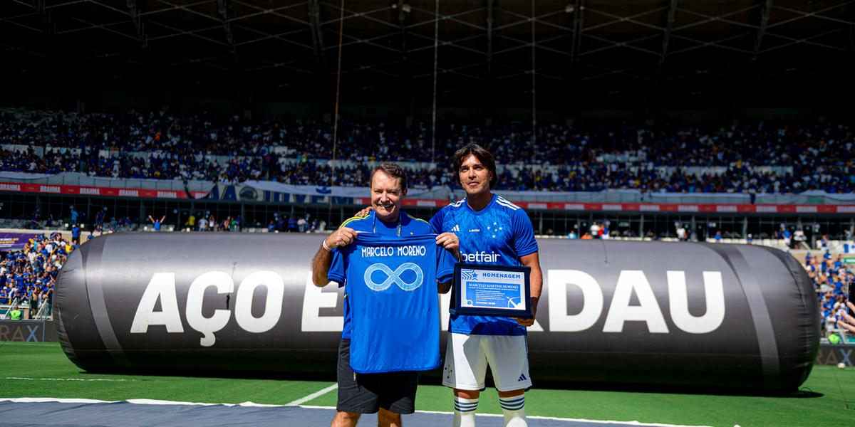Pedrinho ao lado de Marcelo Moreno, durante a despedida do atleta dos gramados na final do Campeonato Mineiro 2024 (Staff Images/ Cruzeiro)