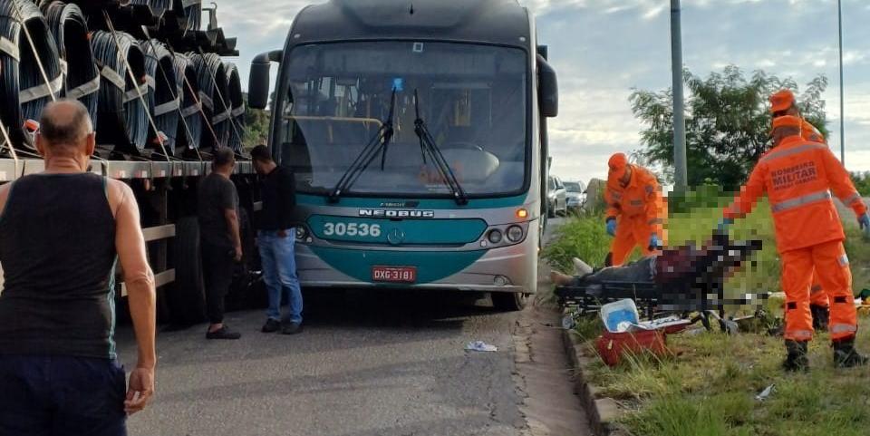 Segundo os bombeiros, os dois feridos estavam na motocicleta, que teria tentado passar no “corredor” entre os dois veículos (CBMMG/ Divulgação)