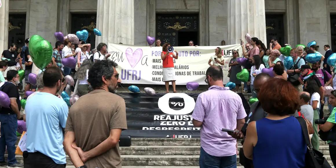 Manifestantes estenderam faixas e balões coloridos nas escadarias do Ministério da Fazenda (Tânia Rego / Agência Brasil)