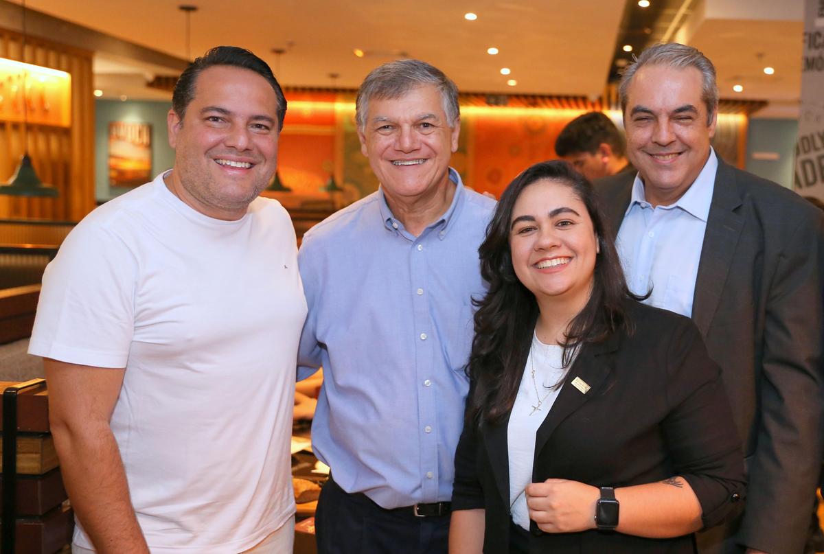 Ricardo Faria, vice prefeito de Contagem, Flávio Motta, sócio regional, Daniela Antunes, sócia proprietária e René Vilela, secretário municipal de Desenvolvimento Econômico de Contagem, na inauguração do Outback no Itaú Power Shopping ()