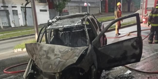 Ocupantes do veículo evadiram do local (CBMMG/ Divulgação)