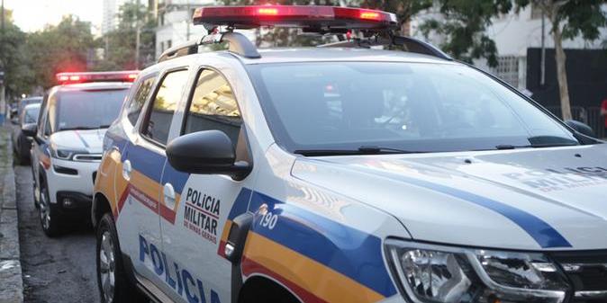 Suspeitos tentaram fugir da polícia em um Citroen C3 roubado (Fernando Michel/Hoje em Dia)