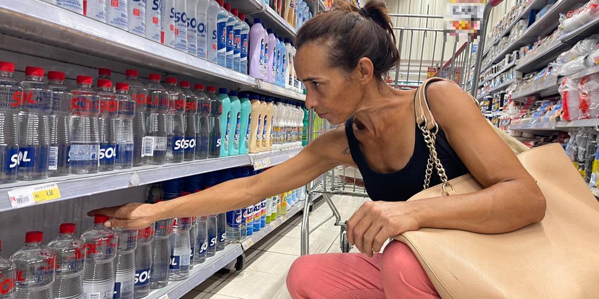 Juliana Rodrigues diz que vai sentir falta do álcool líquido, produto do qual é consumidora fiel (Valéria Marques / Hoje em Dia)