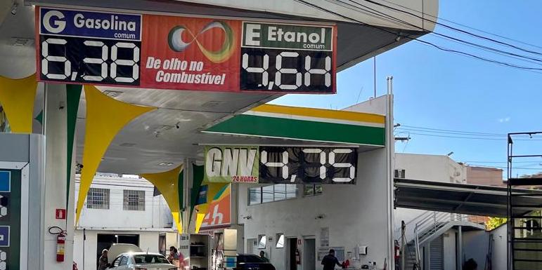 Posto vendia etanol a R$ 4,64 o litro nesta segunda-feira (22), em BH (Valéria Marques)