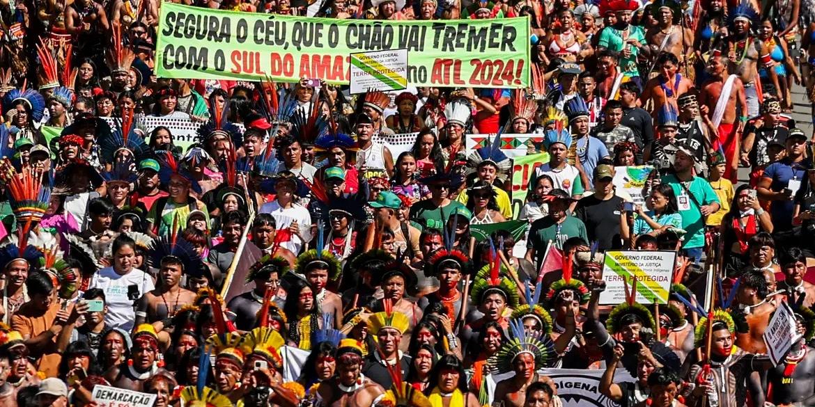 Indígenas de várias etnias marcham na Esplanada dos Ministérios (Marcelo Camargo/Agência)