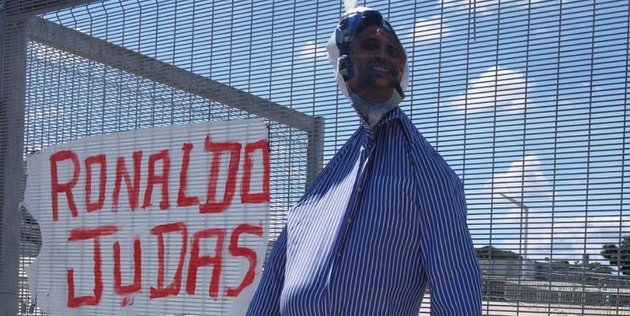 Torcedores penduraram boneco representando Ronaldo nas grades do Mineirão e pediram a saída de gestores da SAF (Redes Sociais/Reprodução)