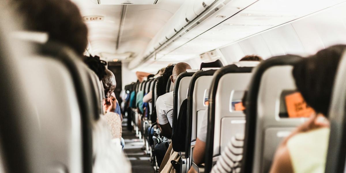 PL 3.295/2023 prevê direito a assentos com dimensões especiais em voos domésticos para pessoas obesas (Gerrie Van der Walt via Unsplash)