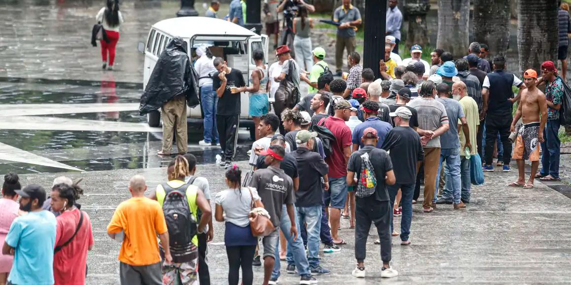 De acordo com a Lei nº 15.947, de 2013, a distribuição de alimentos manipulados em áreas públicas necessita de prévia autorização da subprefeitura competente (Paulo Pinto / Agência Brasil)