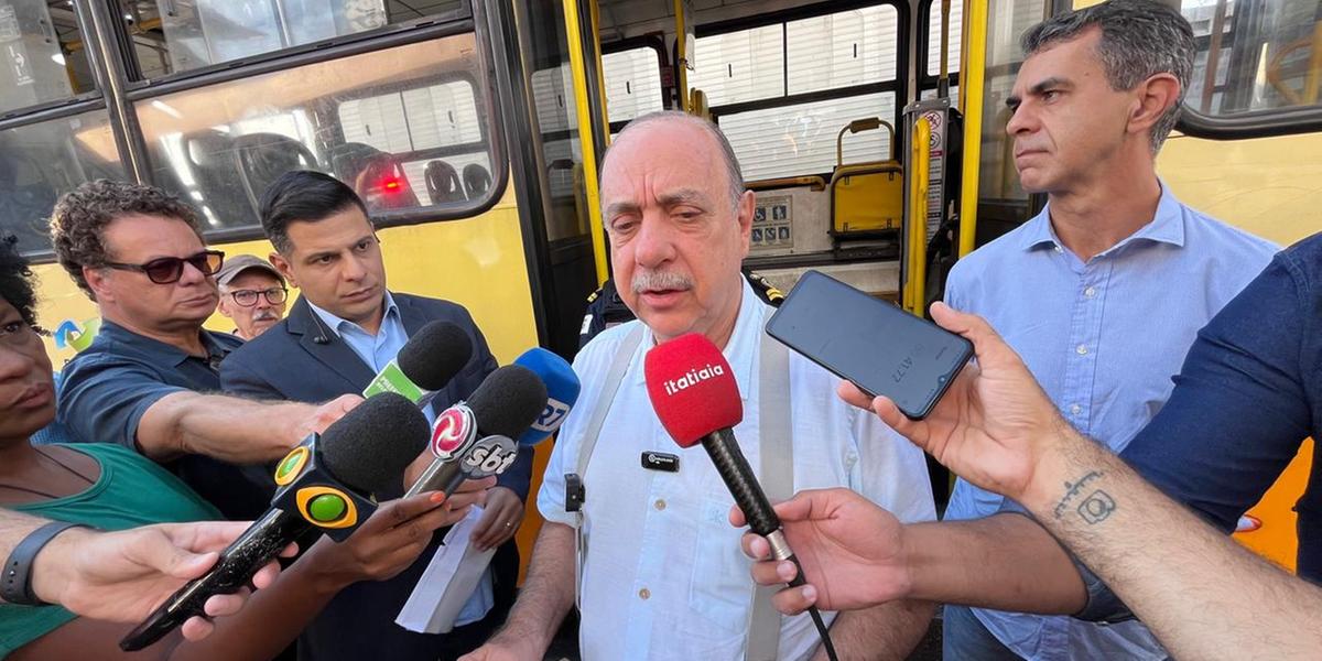 Prefeito participou de ação em prol da melhoria do transporte coletivo nesta quinta-feira (25) (Fernando Michel/ Hoje em Dia)