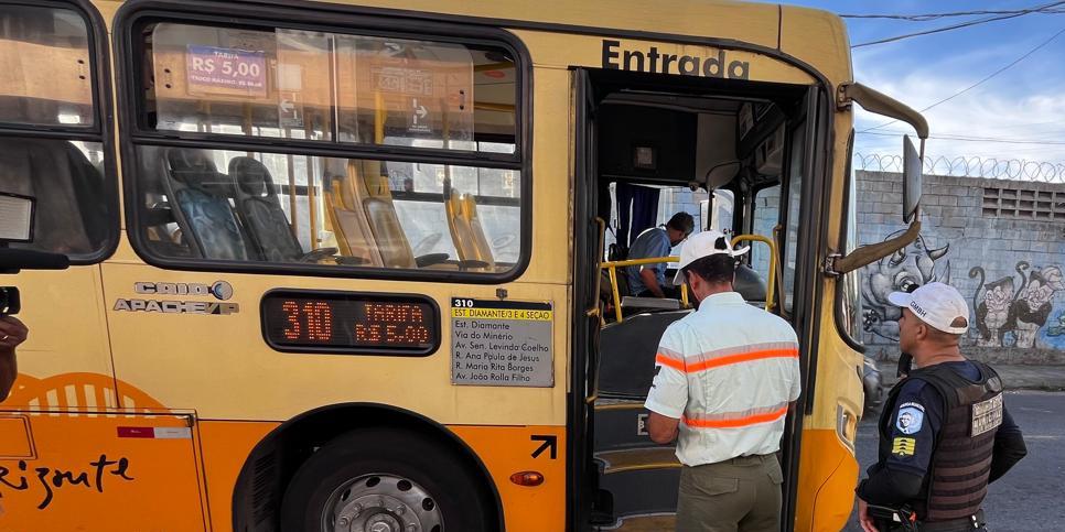 Operação de fiscalização em ônibus da capital foi realizada nesta quinta-feira, no Barreiro (Fernando Michel)