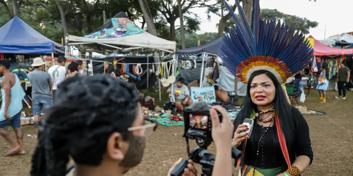 Para a repórter Mara Barreto Sinhosewawe, da Aldeia Wederã, em Mato Grosso, função de repórter indígena é forma de militância, de garantir voz a quem não tem chance (Joédson Alves/ Agência Brasil)