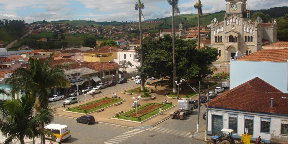 Segundo apurado, os investigados levaram dinheiro, celular e exigiram que o idoso fornecesse a senha do aplicativo do banco (Reprodução / Prefeitura de Borda da Mata)