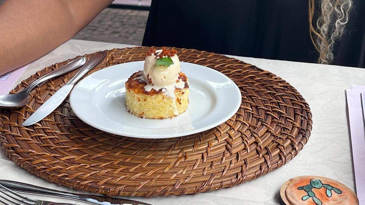 Doce consiste em bolo de mandioca com coco, acompanhado de sorvete de milho verde (Fernando Michel / Hoje em Dia)