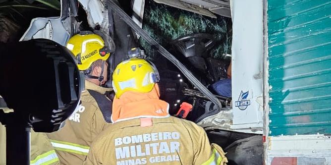 Motorista do caminhão estava preso às ferragens e foi socorrido pelo Corpo de Bombeiros (Divulgação/ CBMMG)