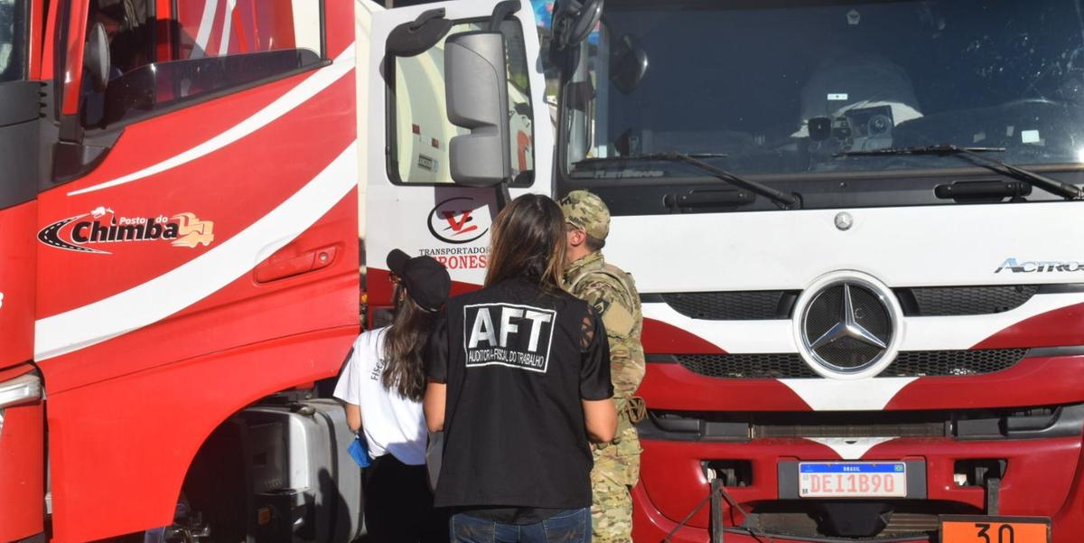 Objetivo da operação é verificar jornadas de trabalho de motoristas de caminhões-tanque, bem como as condições de segurança dos veículos de empresas prestadoras de serviço (Divulgação)