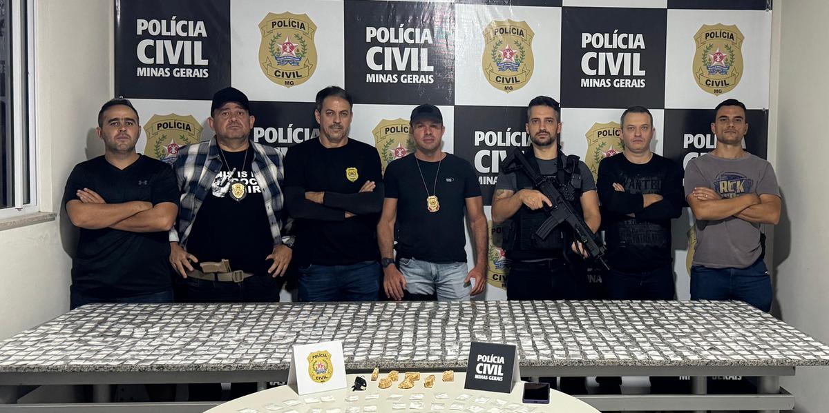 Foram apreendidos 1.032 papelotes de cocaína e oito pedras de crack (Divulgação/ PCMG)