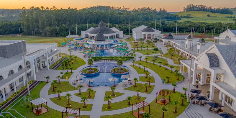 Com 19 piscinas, o destino possui 3,4 milhões de metros quadrados e é considerado o maior de águas termais do Sul do Brasil (Divulgação / Jurema Águas Quentes)