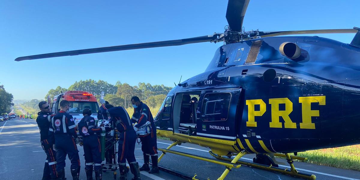 Uma das vítimas foi socorrida pelo helicóptero da PRF. (PRF/Divulgação)