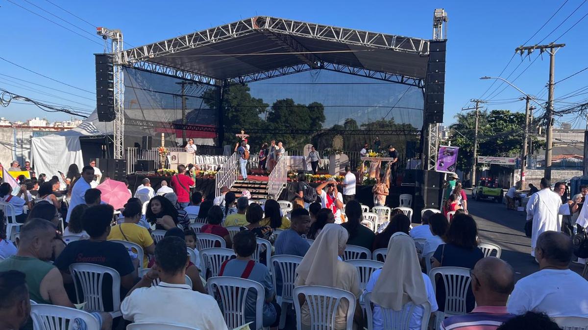 Fiéis chegaram cedo para acompanhar a tradicional missa do Dia do Trabalho realizada em Contagem (Fernando Michel / Hoje em Dia)