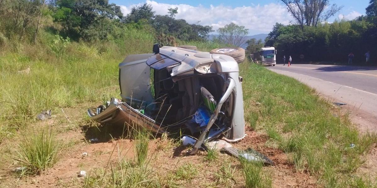 Veículo de passeio capotou na marginal da BR-356 (Divulgação /CBMMG)