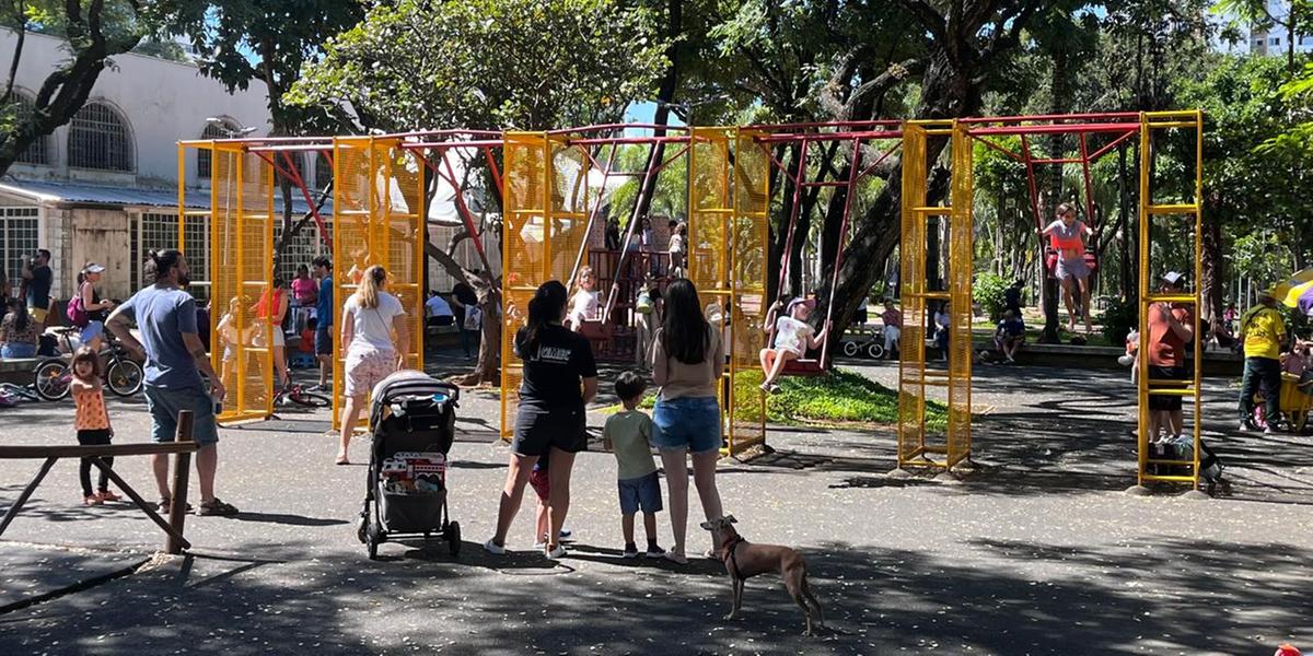 Quarta-feira de sol e calor levou muitas famílias a aproveitar praças na capital (Fernando Michel / Hoje em Dia)