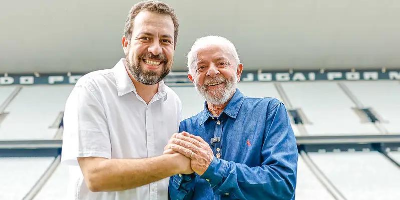 O presidente Luiz Inácio Lula da Silva (PT) ao lado do deputado Guilherme Boulos (PSOL-SP), durante visita ao campo da Arena Corinthians, no Dia do Trabalhador (Ricardo Stuckert/ PR)