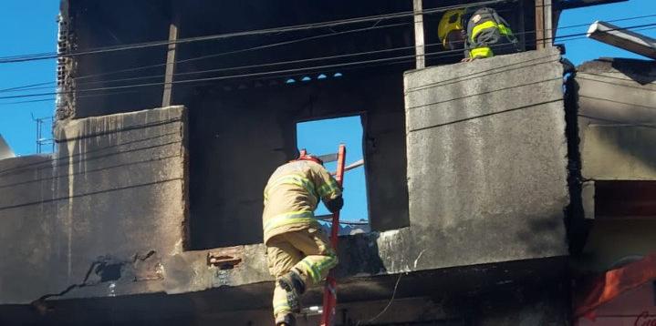 Segundos os Bombeiros, loja de paletes pegou fogo e as chamas atingiram a casa que fica acima (Bombeiros/Divulgação)